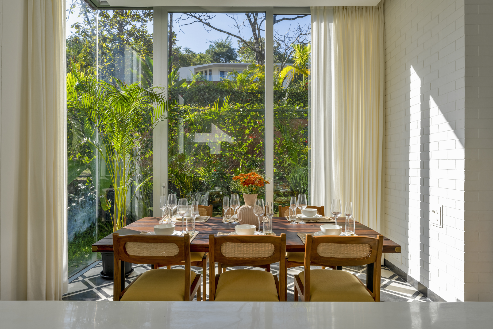 La Macedo - Villa - 03 - Indoor dining area
