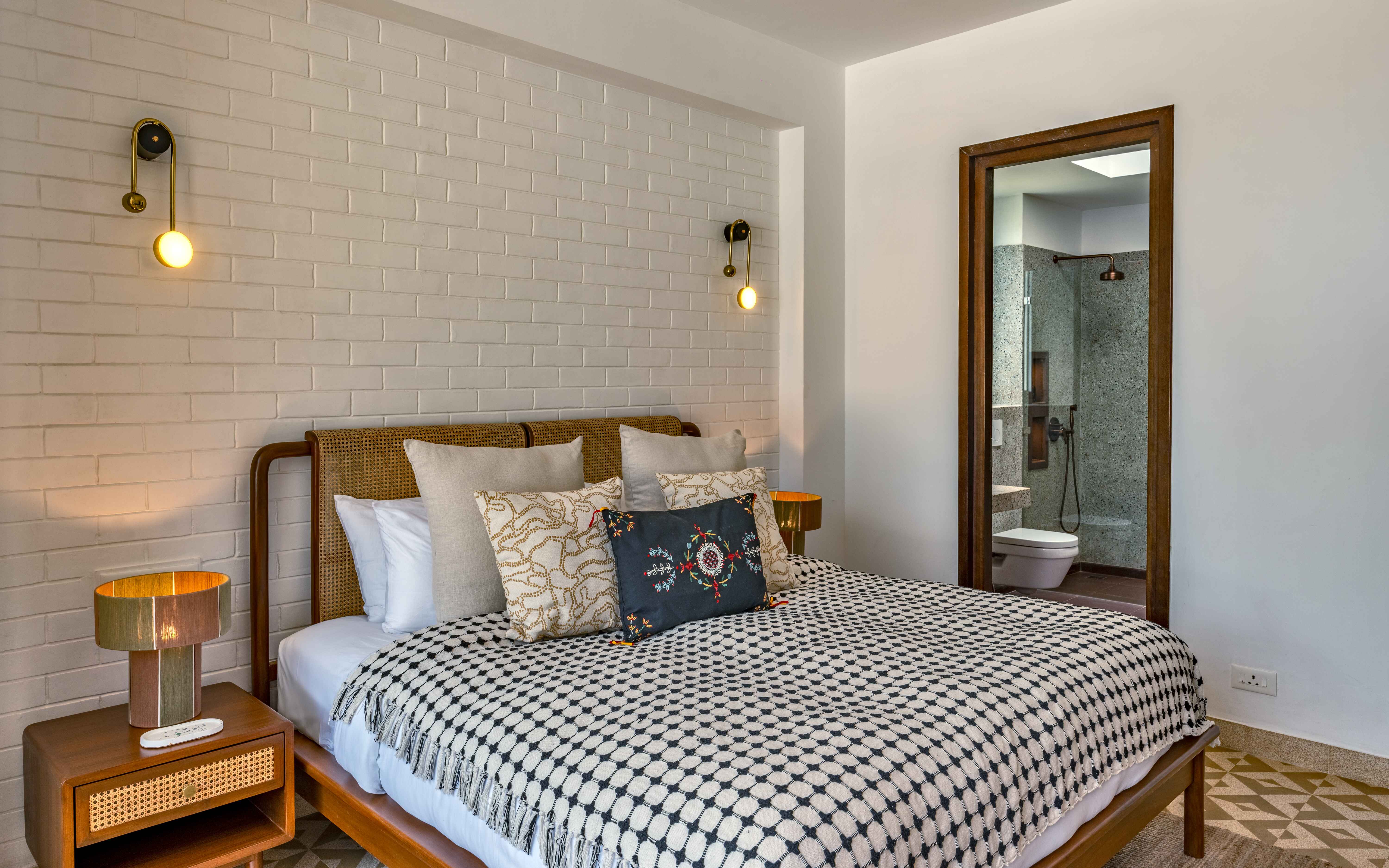 La Verona Estate - Villa - 04 - Bedroom interior