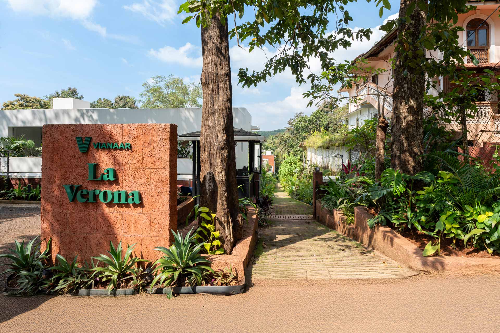 La Verona Estate - Villa - 07 - Front Exterior