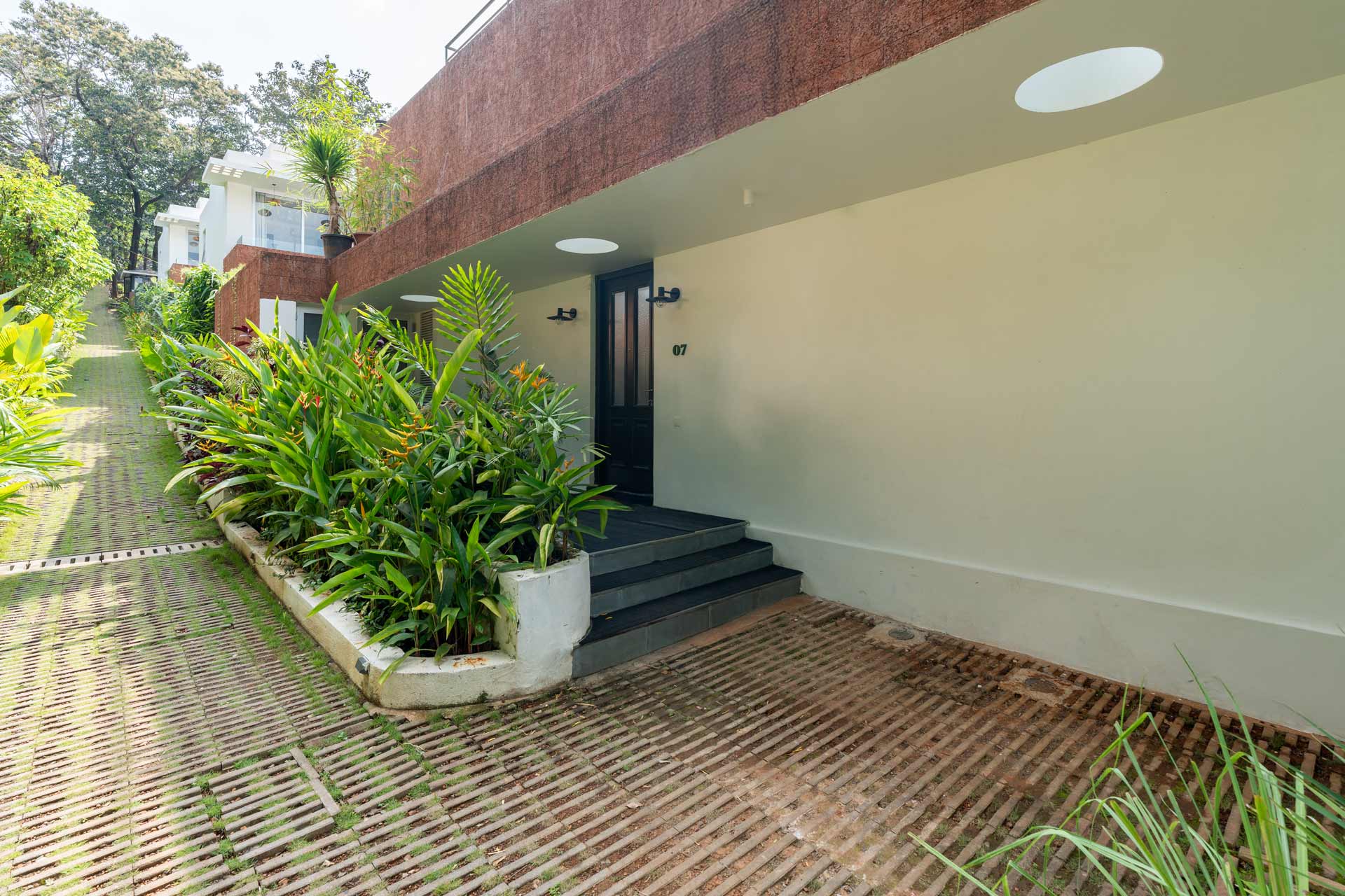 La Verona Estate - Villa - 07 - Front Exterior