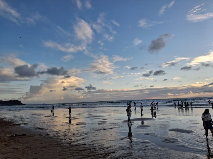 What gives Candolim Beach a sense of openness?