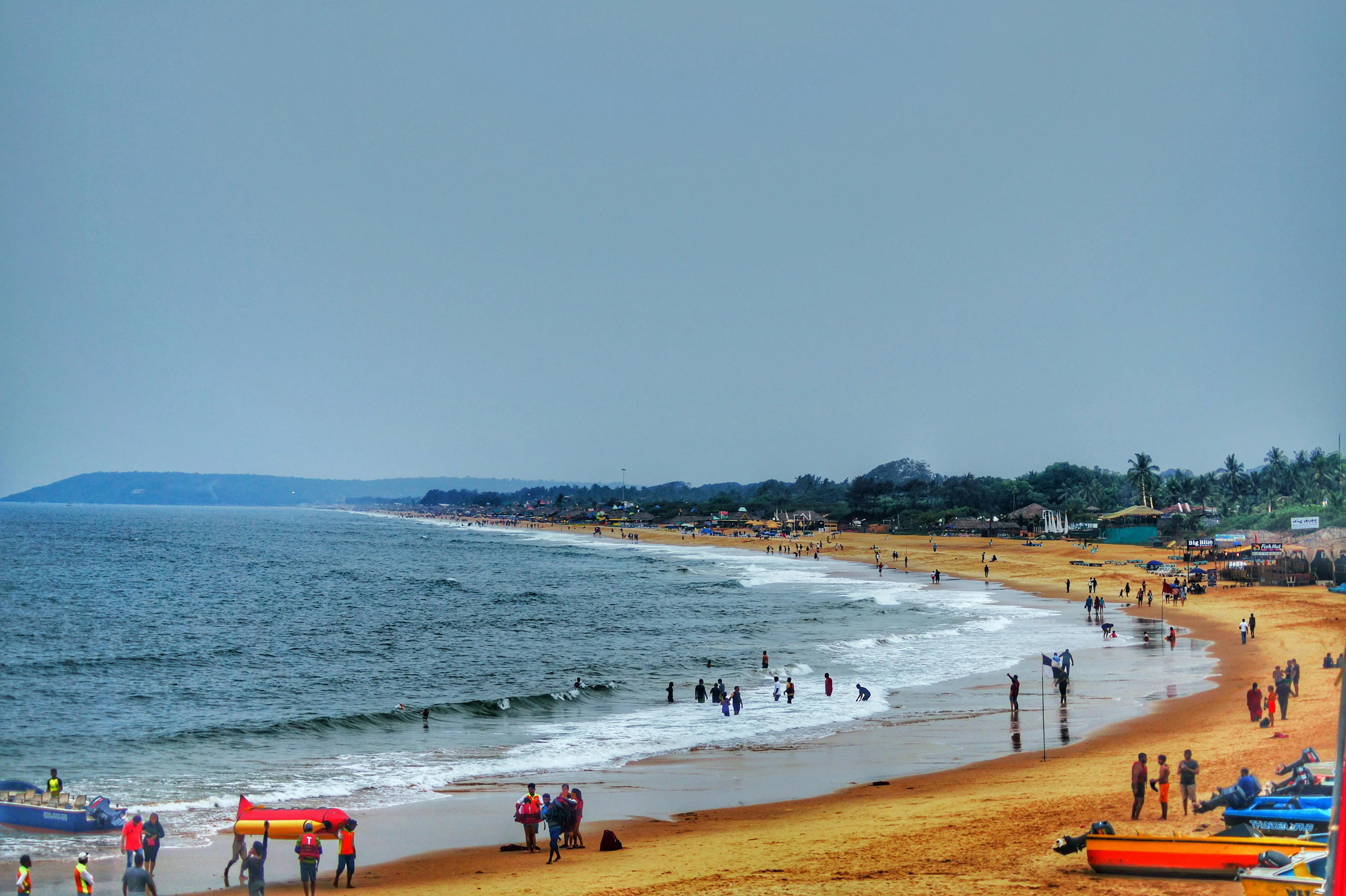 What gives Candolim Beach a sense of openness?